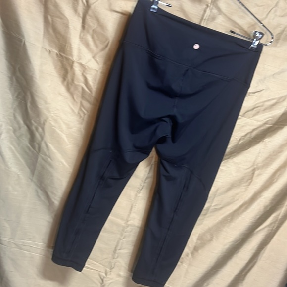 27 inch waist. 23 inch inseam. Yogaliscious - Picture 3 of 6